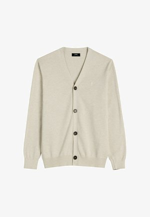 Beżowy sweter rozpinany z dekoltem w serek, długimi rękawami, czterema ciemnymi guzikami, ściągaczami na mankietach i dole oraz subtelnym haftowanym logo po lewej stronie klatki piersiowej.