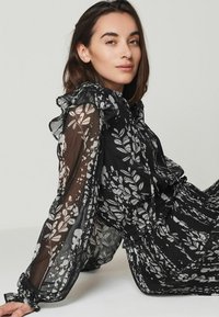 Next REGULAR FIT - Denní šaty - monochrome floral
