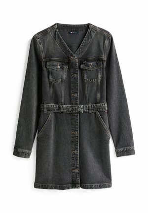 Czarna sukienka dżinsowa z długimi rękawami, zapięciem na guziki, dwoma kieszeniami na piersiach, kieszeniami bocznymi oraz paskiem w talii. Posiada dekolt w kształcie litery V.