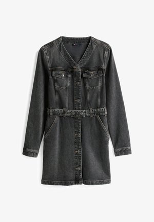 Czarna sukienka dżinsowa z długimi rękawami, zapięciem na guziki, dwoma kieszeniami na piersiach, kieszeniami bocznymi oraz paskiem w talii. Posiada dekolt w kształcie litery V.