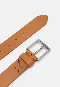 Ruda odinė diržas su sidabriniu metaliniu konservant. Yra perforuoti skylės, siuvinėjimo detalės ir „JACK & JONES“ įspausta ant konservanto.