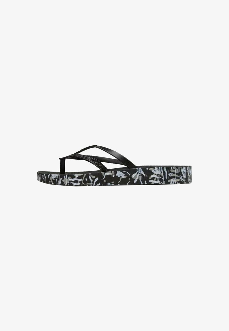 Chanclas negras con correas texturizadas. La suela presenta un patrón floral blanco sobre un fondo negro. Diseño delgado, construcción ligera.