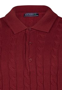 Bordowa dzianinowa koszulka polo z wzorem w warkocze, prążkowanym kołnierzykiem i trzema guzikami z przodu. Metka informuje "Felix Hardy", rozmiar M.