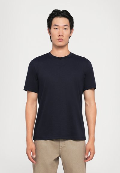 Marineblå bomulds T-shirt med rund hals og korte ærmer. Glat tekstur, simpel design og ingen synlige mønstre eller accenter.