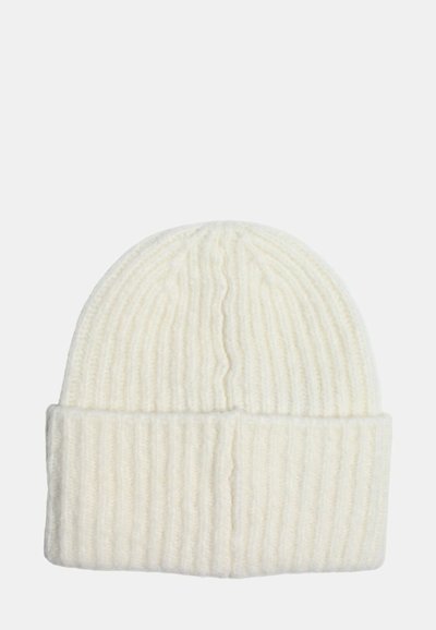 Beanie a coste color crema con risvolto, esposto piatto su uno sfondo bianco.