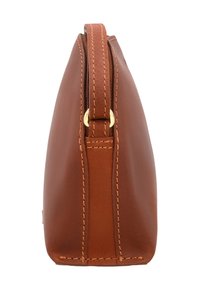 Braune Ledertasche mit sichtbarer Naht, Reißverschlussverschluss und einer Lederschlaufe, die an einem kleinen goldenen Ring an der Seite befestigt ist.