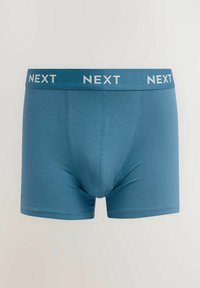 Muški plavi bokserice od mekog materijala, s bijelim "NEXT" logom na elastičnom pojasu, uskog kroja i glatke teksture.