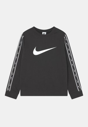 Sort Nike-sweatshirt med lange ærmer, hvid swoosh-logo centreret på fronten og gentagne mindre swooshes langs hvidstribede ærmer.