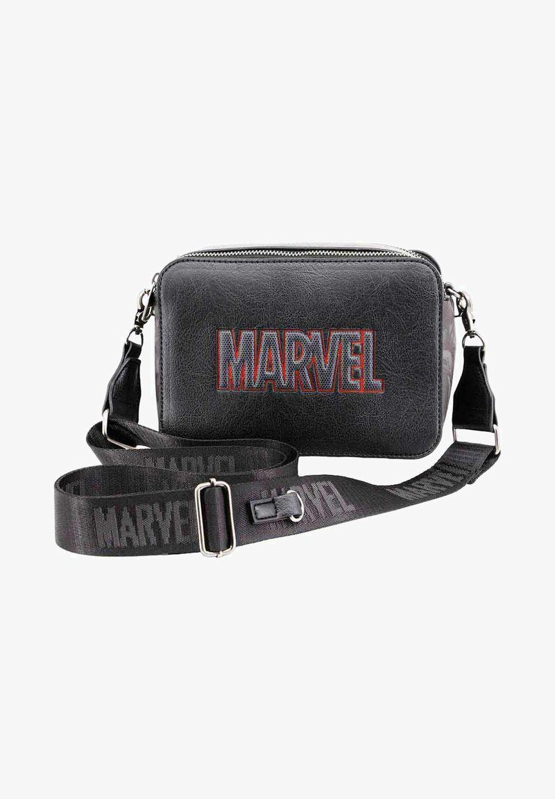 Bolso cruzado rectangular negro hecho de material sintético texturizado, con el logo rojo de "MARVEL", cremallera plateada y correa ajustable.