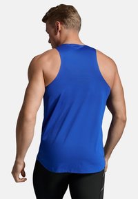 Herren-Tanktop in Blau aus leichtem Stoff mit einem strukturierten Muster, featuring einem Rundrücken-Design und minimalen Nähten.