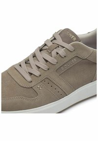 Sneakers casual beige in scamosciato con dettagli in rete, punta rotonda e lacci leggeri. Logo sul lato e suola in gomma.