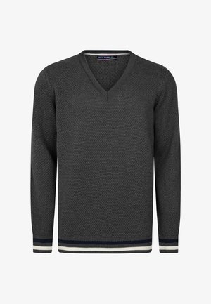 Pull en V gris avec une surface texturée, présentant des manchettes rayées contrastantes bleu marine et blanches. Coupe décontractée avec des manches longues.