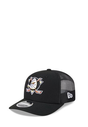 Schwarze Mesh-Trucker-Cap mit gebogenem Schirm, vorne mit einem stilisierten Enten-Hockeymasken-Logo und gekreuzten Schlägern auf dem Frontpanel.