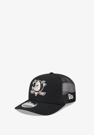 Schwarze Mesh-Trucker-Cap mit gebogenem Schirm, vorne mit einem stilisierten Enten-Hockeymasken-Logo und gekreuzten Schlägern auf dem Frontpanel.