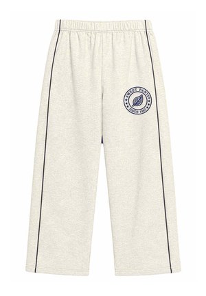 Pantalones deportivos gris claro con cintura elástica, franjas laterales oscuras y un logo circular en el muslo derecho con la inscripción "Sweet Pants Since 1982" y un icono de hoja.