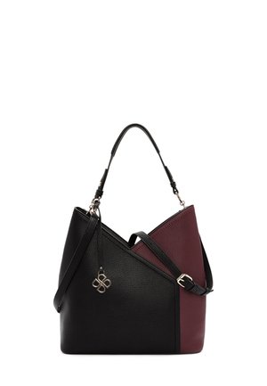 Borsa in pelle nera e bordeaux con design angolare, superficie testurizzata, doppi manici e un accento di charm dorato.