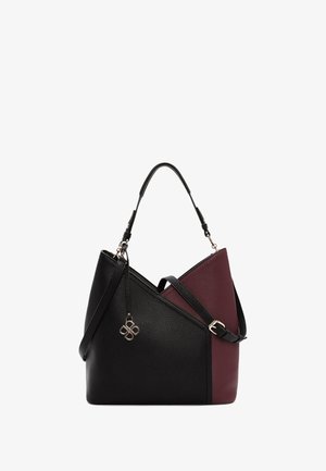 Sac à main en cuir noir et bourgogne avec un design angulaire, surface texturée, poignées doubles et un accent en charme doré.