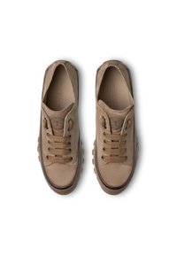 Svetlé semišové tenisky s kulatou špičkou, kontrastními tkaničkami a pevným gumovým podešvem. Obsahují embosované logo poblíž kotníku.