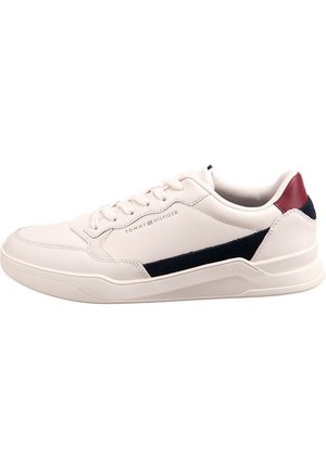 Sneaker bianco in pelle con accenti blu navy e rossi, caratterizzato da una striscia laterale in suede texturizzato, punta rotonda e suola piatta in gomma.