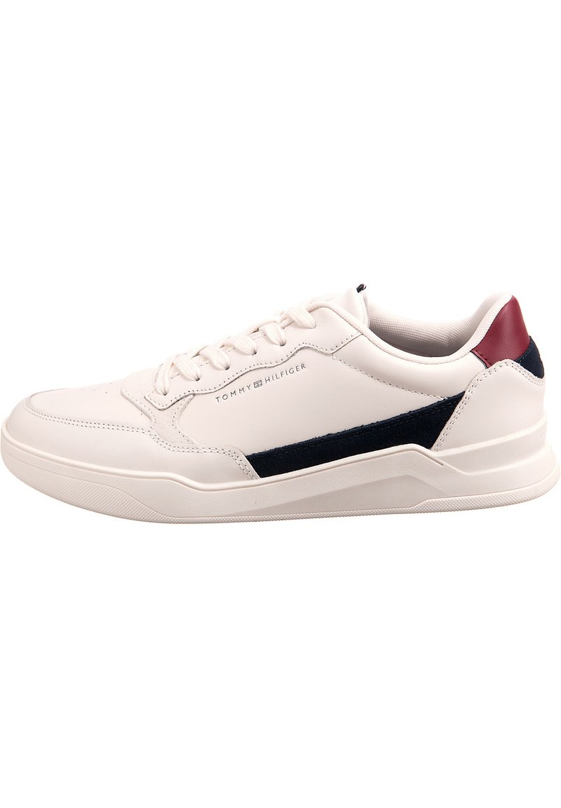 Sneaker bianco in pelle con accenti blu navy e rossi, caratterizzato da una striscia laterale in suede texturizzato, punta rotonda e suola piatta in gomma.