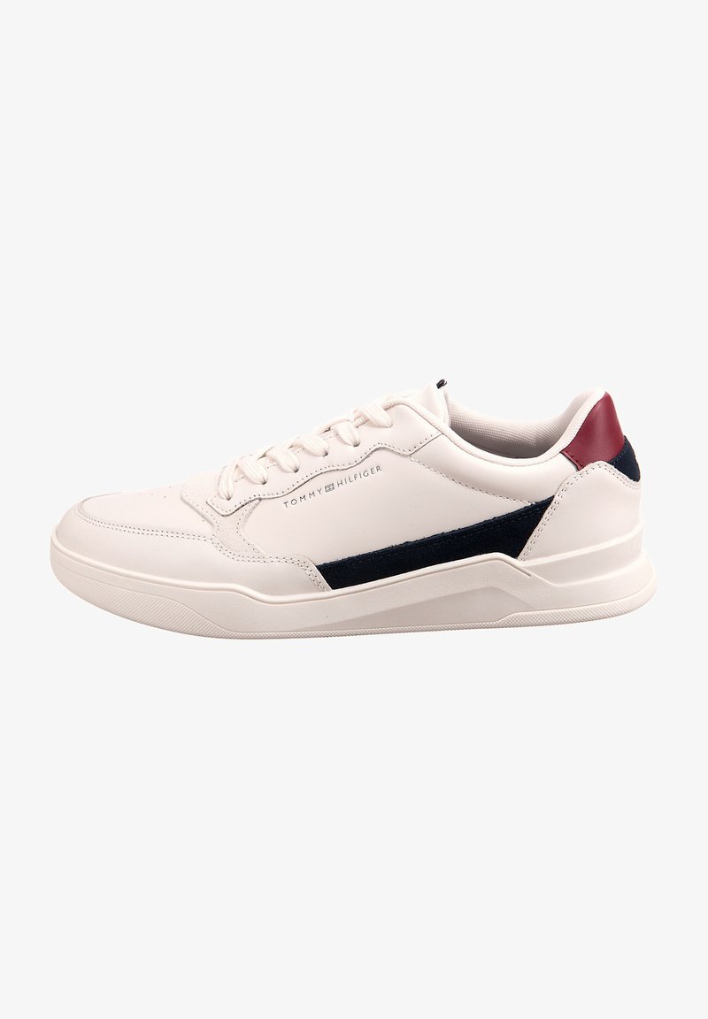 Sneaker bianco in pelle con accenti blu navy e rossi, caratterizzato da una striscia laterale in suede texturizzato, punta rotonda e suola piatta in gomma.