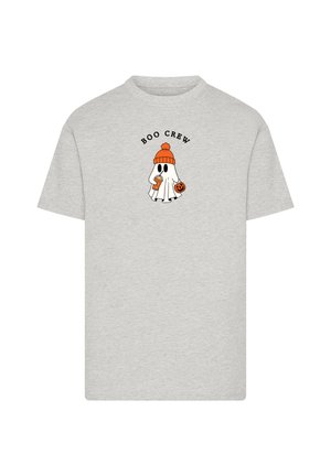Hellgraues Baumwoll-T-Shirt mit einem schwarzen Cartoon-Geist, der einen Kürbis und ein Getränk hält, gekrönt von einer orangefarbenen Mütze. Der Text darüber lautet "BOO CREW".