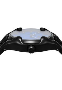 Schwarze Metallarmbanduhr mit blauem Zifferblatt, silbernen Stundenmarkierungen und Zeigern, seitlich betrachtet, wobei die Krone sichtbar ist.