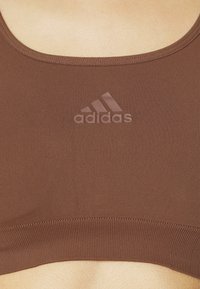 adidas Sportswear SCOOPED BRALETTE REMOVABLE COOKIES - Corpete - toasted mocha
