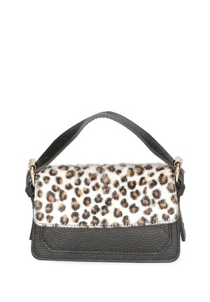 Zwarte leren handtas met een flap van luipaardprintbont. Voorzien van een korte handgreep en gouden hardwareaccenten. Textuurmateriaal. Compact ontwerp.