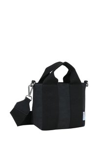 Bolsa negra con dos asas cortas y una correa ajustable. Confeccionada en tejido texturizado, presenta una pequeña etiqueta de logo en un lado.