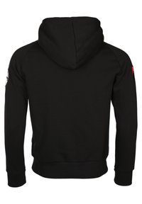 Musta huppari, jossa on tekstuuripinta, ribbireunat hihansuissa ja helmassa, sekä paikka yksityiskohtana vasemmassa hihassa.