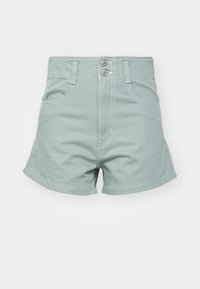 Höga shorts i ljus mintgrön denim med dubbel knappstängning, fem fickor och synlig vit sömnad i sömmarna.