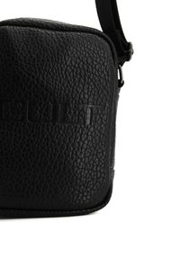 Borsa a spalla in pelle nera con superficie testurizzata, forma rettangolare, logo in rilievo e tracolla regolabile.