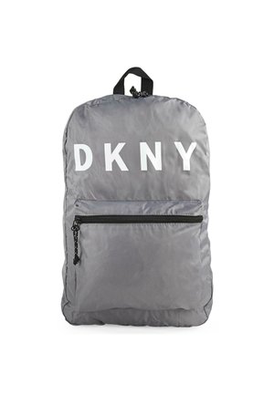 Mochila de nylon gris que cuenta con un gran bolsillo frontal con cremallera, cremallera negra y logo blanco de "DKNY". Diseño de parte superior redondeada con un asa de transporte.