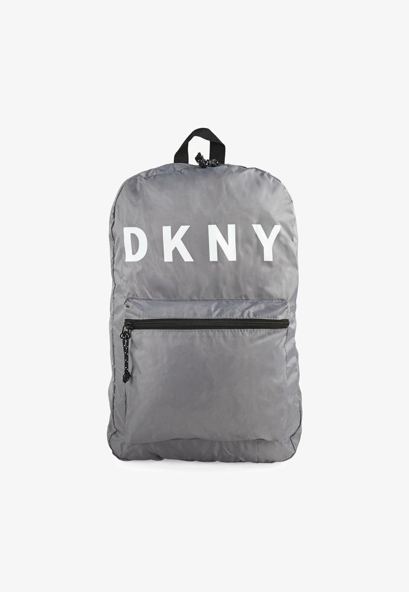 Mochila de nylon gris que cuenta con un gran bolsillo frontal con cremallera, cremallera negra y logo blanco de "DKNY". Diseño de parte superior redondeada con un asa de transporte.