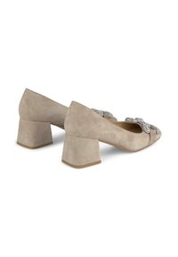 Tacchi in suede beige con un tacco spesso, design open toe e decorati con un dettaglio di strass sulla parte frontale.