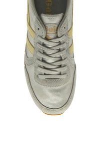 Sneaker grigio metallico con tomaia in pelle texturizzata, strisce dorate e punta rotonda. Presenta un tradizionale sistema di allacciatura e un dettaglio del marchio sulla linguetta.