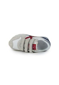 Zapatilla deportiva con parte superior en gris y blanco, acentos rojos y suela azul. Cierre con tiras de velcro. Materiales de ante y malla.