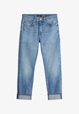 Jean en denim bleu clair avec une coupe droite, des poignets retroussés et un design traditionnel à cinq poches. Présente du matériel doré et une texture douce.