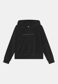 Schwarzer Kapuzenpullover aus weichem Stoff mit strukturierter Oberfläche. Verfügt über ein goldgesticktes Logo auf der Vorderseite und ein kleines Logo am Ärmel.