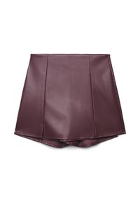 Mini gonna in finta pelle bordeaux con un design strutturato, caratterizzata da due spacchi laterali e una zip nascosta sul retro.