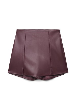 Mini gonna in finta pelle bordeaux con un design strutturato, caratterizzata da due spacchi laterali e una zip nascosta sul retro.
