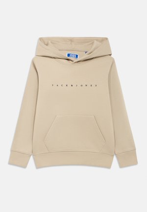 Beež värvi kapuutsiga pusa, mis on valmistatud pehmest kangast, millel on esitasku, mansetiga varrukad ja tumedate tähtedega trükitud "JACK & JONES" logo.