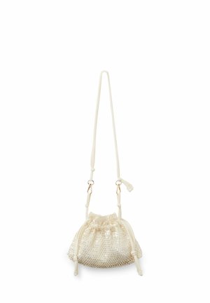 Pequeño bolso crema con cordón, lentejuelas, correa ajustable y cierres metálicos en tono dorado.