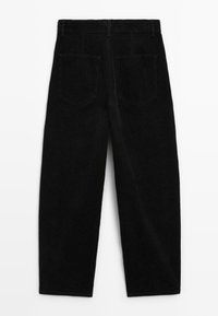 Pantalon en velours côtelé noir avec une coupe droite, comprenant deux poches arrière et une surface texturée. Aucun matériel ou accent visible.