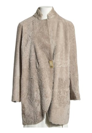 Lange beige shearling jas met twee voorzakken en een enkele gouden sluiting bij de kraag, tentoongesteld op een wit mannequin.