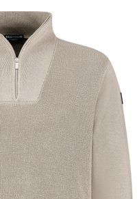 Beiger gestrickter Pullover mit einem Viertelreißverschluss, der einen strukturierten Körper und glatte Ärmel hat. Markenlabel sichtbar in der Nähe des Kragens.