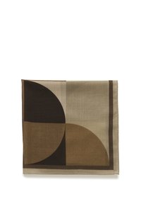 Écharpe rectangulaire présentant des motifs géométriques en brun, olive et beige. Fabriquée en tissu texturé avec une bordure contrastante.