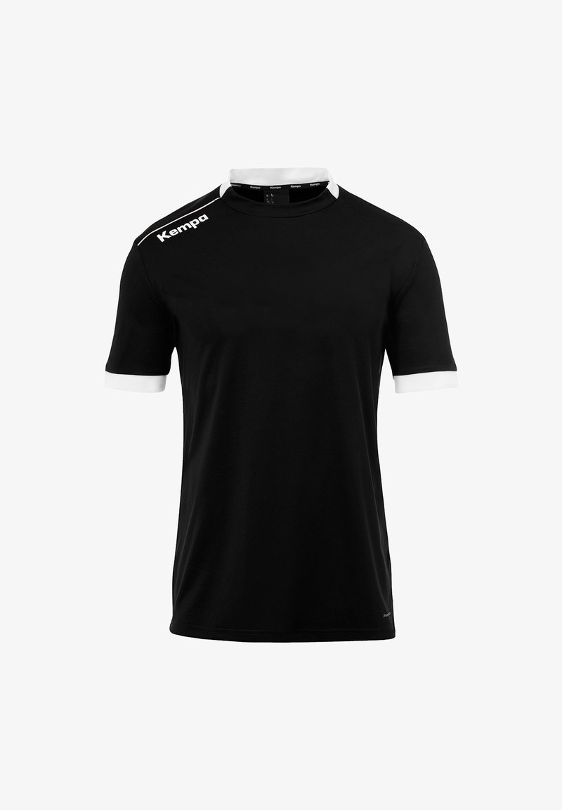 Schwarzes Sportshirt mit kurzen Ärmeln, kontrastierendem weißen Kragen und Bündchen, mit dem "Kempa"-Logo auf der linken Schulter. Glatte Textur.