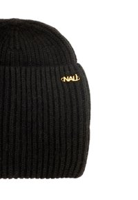 Berretto a maglia nero con una texture a coste, caratterizzato da un piccolo logo dorato sul davanti. Design classico adatto per il clima freddo.